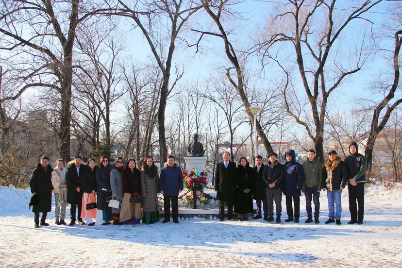 Tổng lãnh sự quán Việt Nam tại Vladivostok phối hợp với cộng đồng người Việt tại vùng Viễn Đông trang trọng tổ chức lễ dâng hoa tại tượng đài Chủ tịch Hồ Chí Minh ở thành phố Vladivostok.